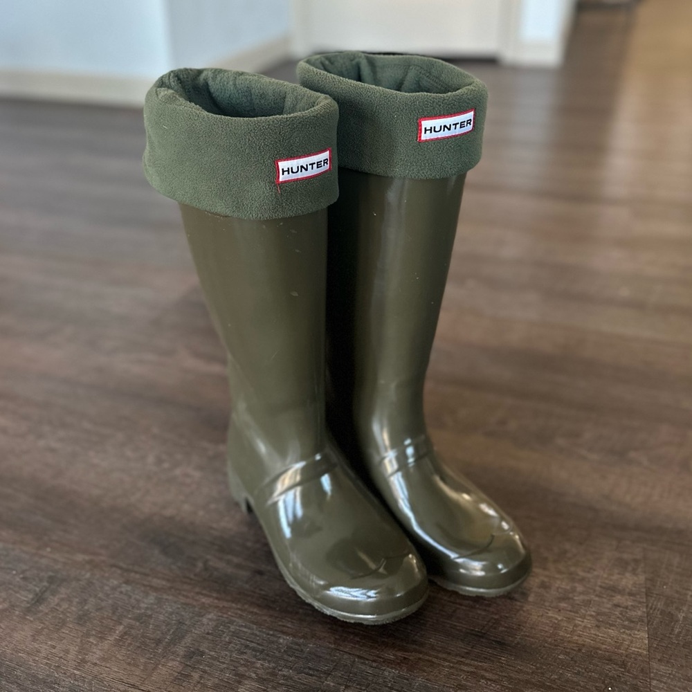 Womens tall glossy size 6 olive green Hunter rainboots WITH green liners
